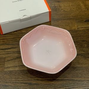 New Le Creuset Shell Pink Snow Ring Dish 21cm